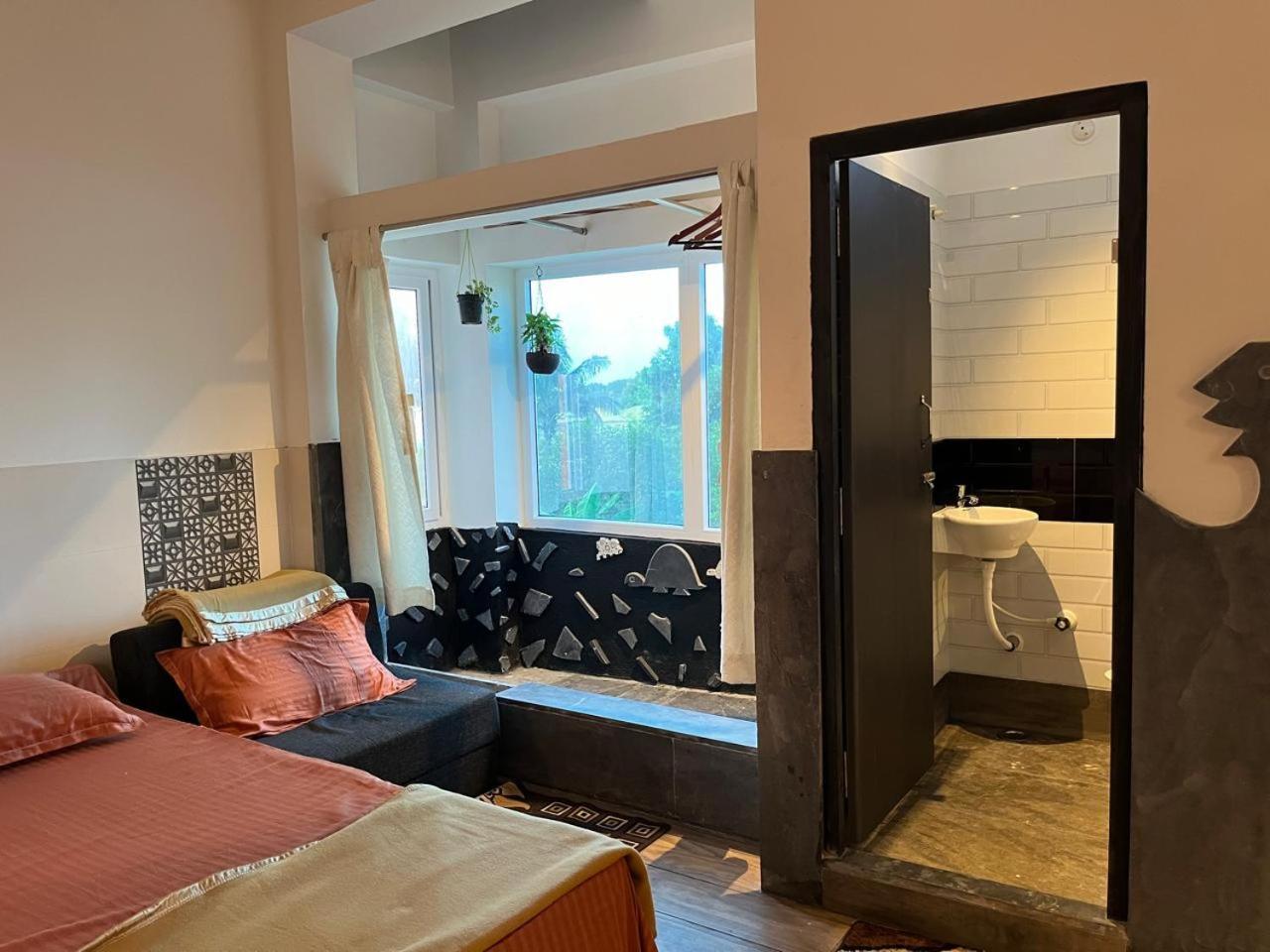 Nirman Homestay 5 Minutes Walk To Beach 푸리 외부 사진
