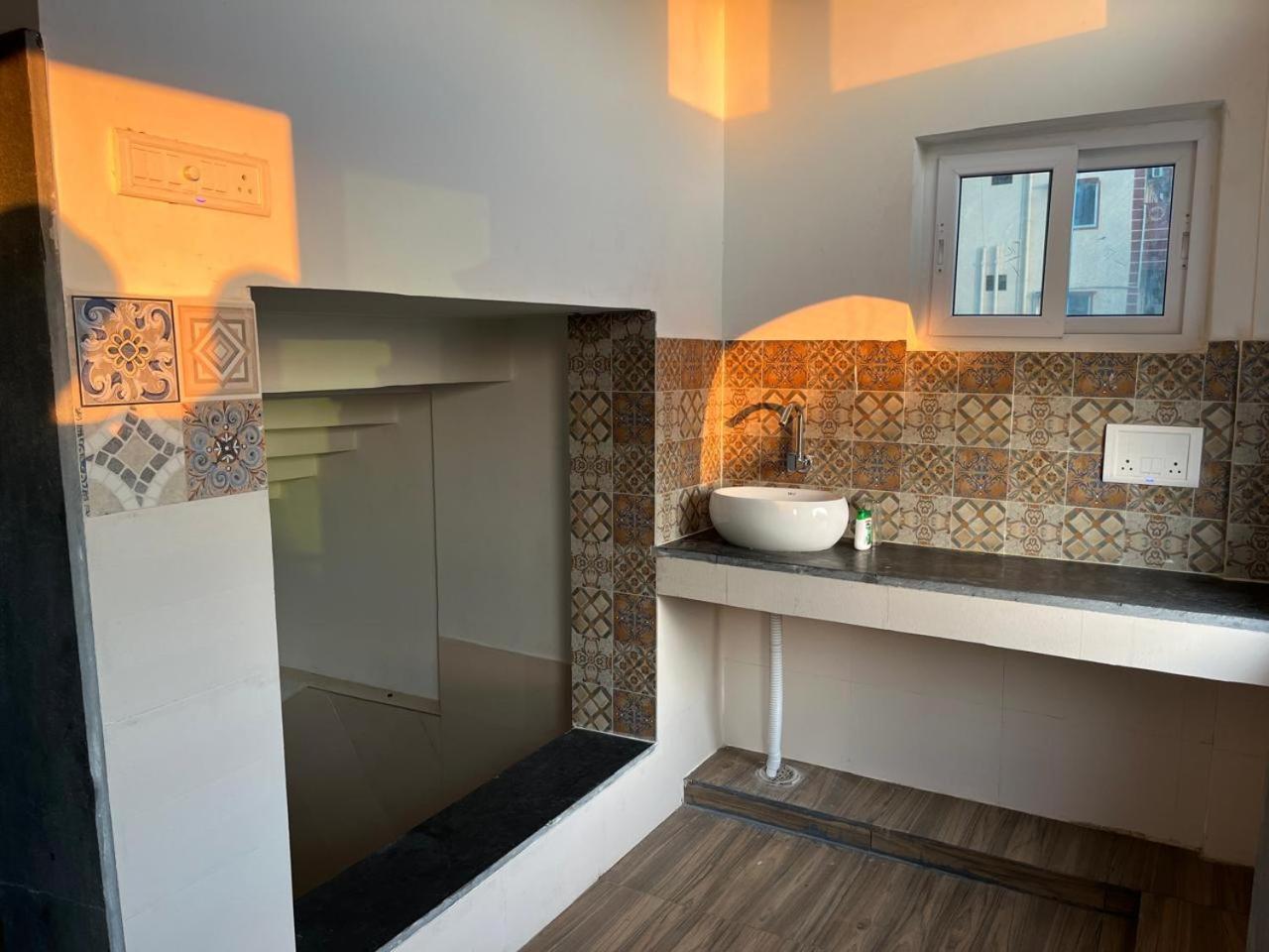 Nirman Homestay 5 Minutes Walk To Beach 푸리 외부 사진